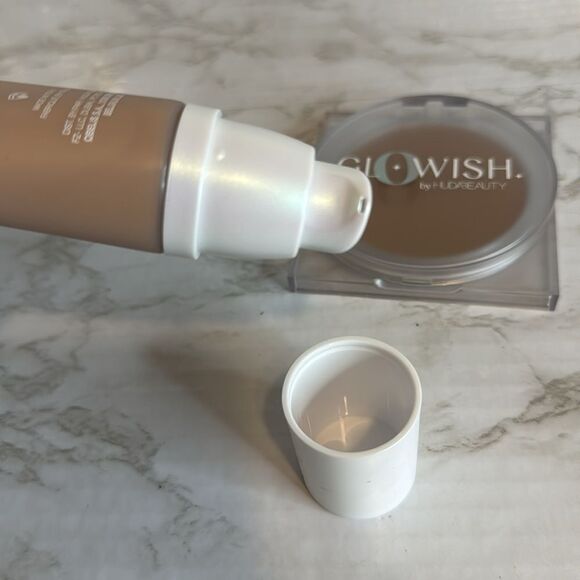 HUDA BEAUTY GloWish luminous Vegan pressed Powder & skin tint color 07 tan light - Picture 6 of 7